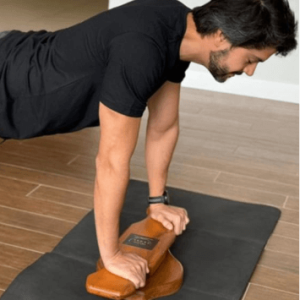 helice-power-madeira-grande-maior-treinando-pilates-academia-homem