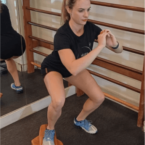 helice-power-madeira-pequeno-maior-treinando-pilates-academia-mulher