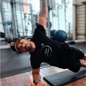 helice-power-madeira-pequeno-menor-treinando-pilates-homem